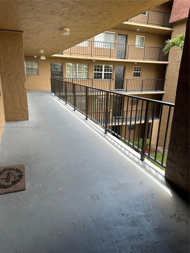 6575 W 4th Ave-Unit -306 in Hialeah, FL - Building Photo - Building Photo