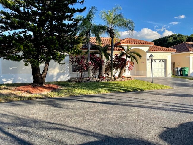 5773 NW 99th Ave in Doral, FL - Building Photo - Building Photo