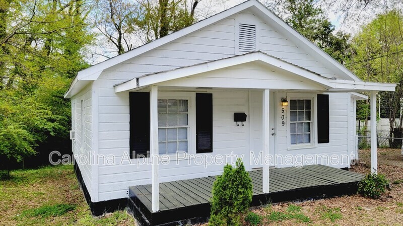 509 S College St in Dallas, NC - Building Photo