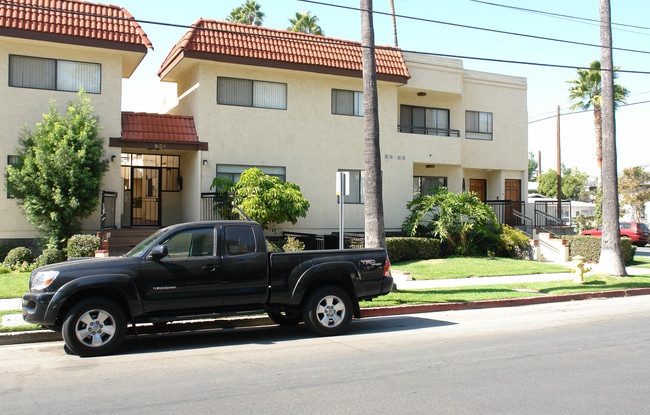 951 N Louise St in Glendale, CA - Building Photo - Building Photo