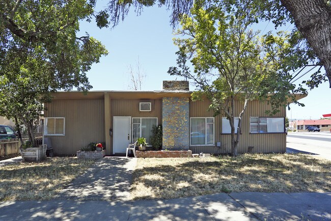 620 1st St in Gilroy, CA - Foto de edificio - Building Photo