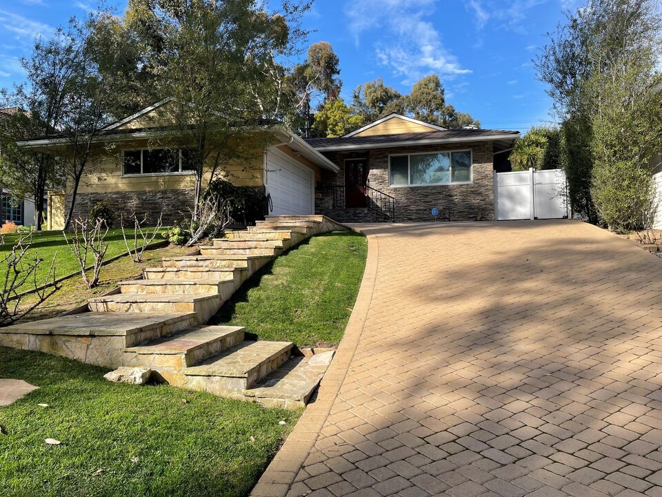 3001 Palos Verdes Dr N in Palos Verdes Estates, CA - Foto de edificio
