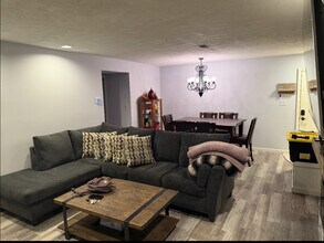 306 Sharon Garden Ct, Unit 306 in Woodbridge, NJ - Building Photo - Building Photo