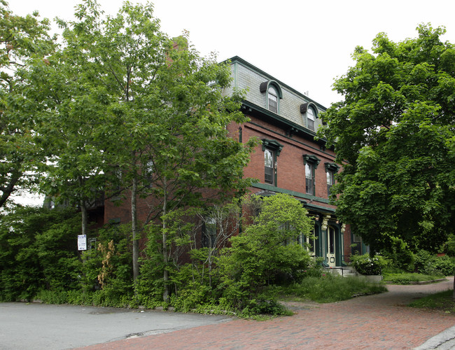 57 Deering Ave in Portland, ME - Foto de edificio - Building Photo