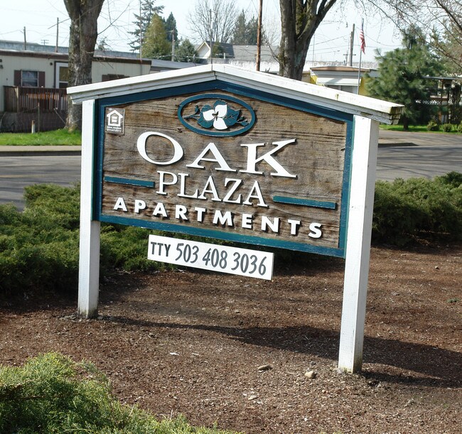 Oak Plaza in Albany, OR - Building Photo - Building Photo