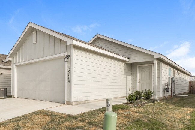 13719 Bucket Way in San Antonio, TX - Building Photo - Building Photo