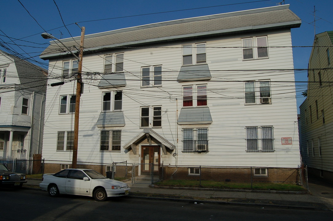 262 Ellis Ave in Irvington, NJ - Building Photo