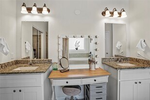 7950 Blue St in Houston, TX - Building Photo