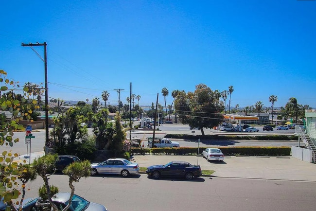 2080 Hornblend St in San Diego, CA - Building Photo - Building Photo
