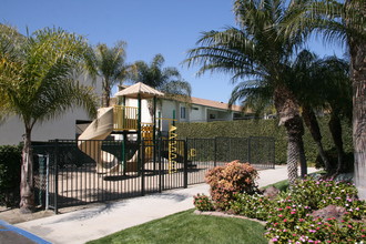 Lincoln-Moody Apartments in Cypress, CA - Foto de edificio - Building Photo