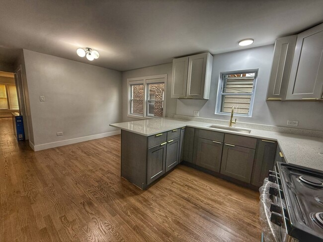 1619 E 74th Pl, Unit 1st Floor in Chicago, IL - Building Photo - Building Photo