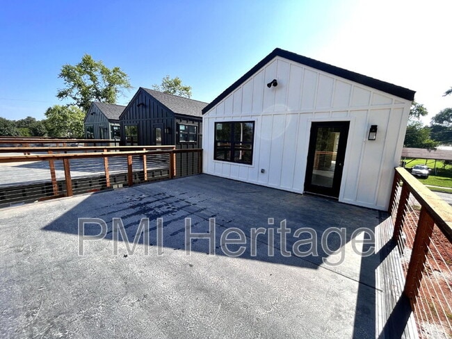 property at 604 N 6th St