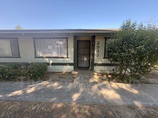 property at 2533 W Chestnut Ct