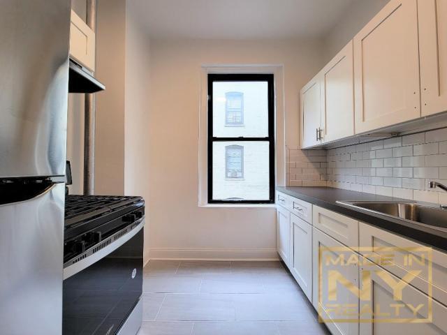 30-58-58 34th St in Queens, NY - Building Photo