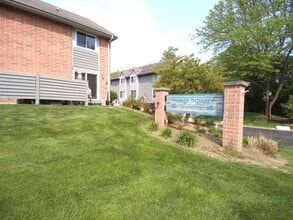 Village Square Townhomes in Menomonee Falls, WI - Foto de edificio - Building Photo