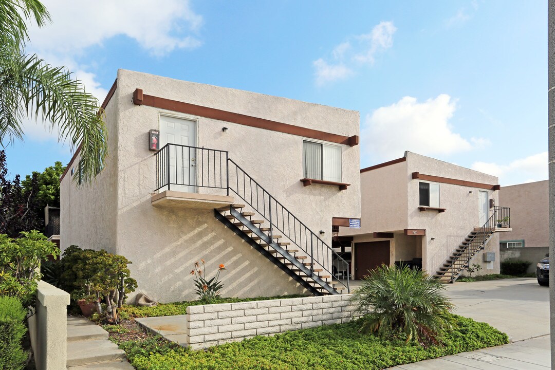 7851 Garfield Ave in Huntington Beach, CA - Building Photo