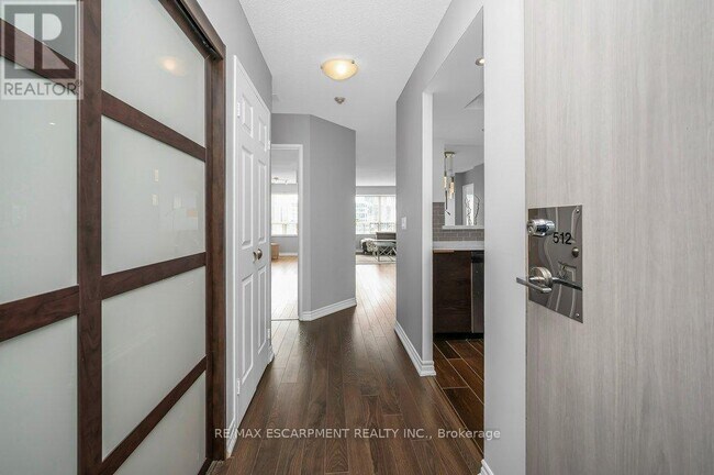 335 Webb Dr in Mississauga, ON - Building Photo - Building Photo