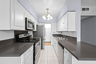 12801 Moorpark St, Unit 308 in Studio City, CA - Building Photo - Building Photo