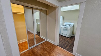 1026 Ingraham St, Unit 108 in Los Angeles, CA - Building Photo - Building Photo