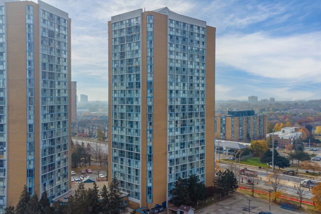 Trailwood Place in Mississauga, ON - Building Photo - Building Photo