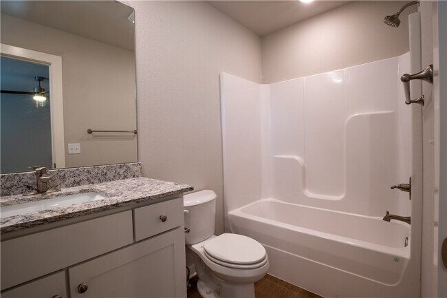 1243 N Pink Ter in Fayetteville, AR - Foto de edificio - Building Photo