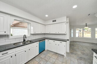 616 S Rivershire Dr in Conroe, TX - Building Photo - Building Photo