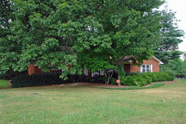 2613 Pleasant Ridge Rd in Summerfield, NC - Building Photo - Building Photo