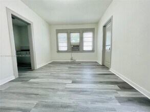 442 SW 10th Ave-Unit -2 in Miami, FL - Building Photo - Building Photo