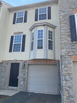 2728 Hunters Crest Dr in York, PA - Building Photo
