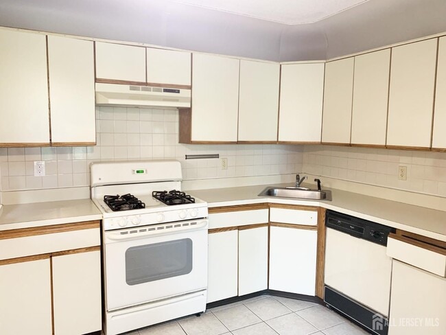 321 Hampshire Ct in Piscataway, NJ - Building Photo - Building Photo