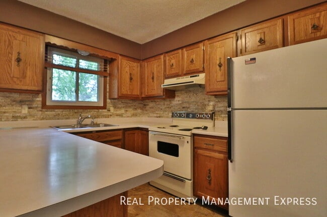 3 Bedroom 2 Bathroom Home with a Fireplace in Sioux Falls, SD - Building Photo - Building Photo