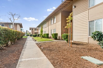 THE CASCADES in Sacramento, CA - Building Photo - Building Photo