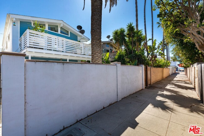 122 Montreal St in Los Angeles, CA - Building Photo - Building Photo