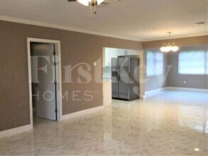401 SW 68th Blvd in Pembroke Pines, FL - Foto de edificio - Building Photo