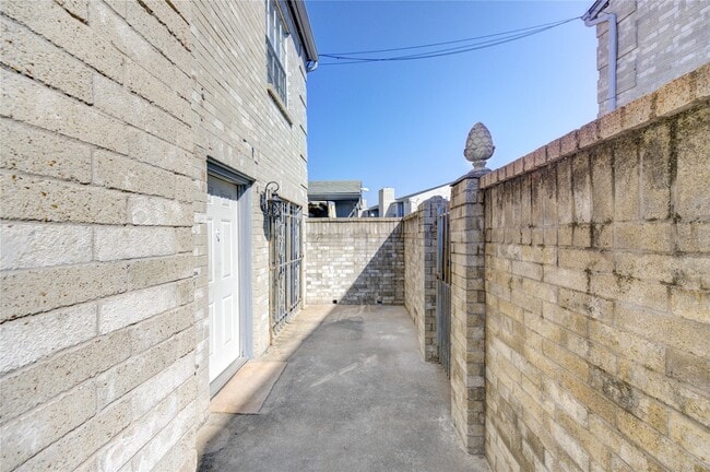 6500 Sands Point Dr in Houston, TX - Building Photo - Building Photo