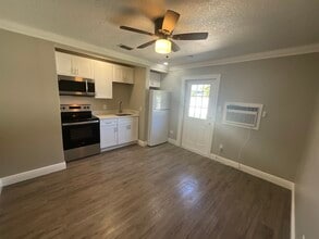 221 La Paz Dr, Unit 2 in Kissimmee, FL - Foto de edificio - Building Photo