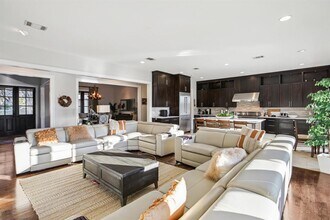 6109 Hudson Bend Rd in Austin, TX - Foto de edificio - Building Photo