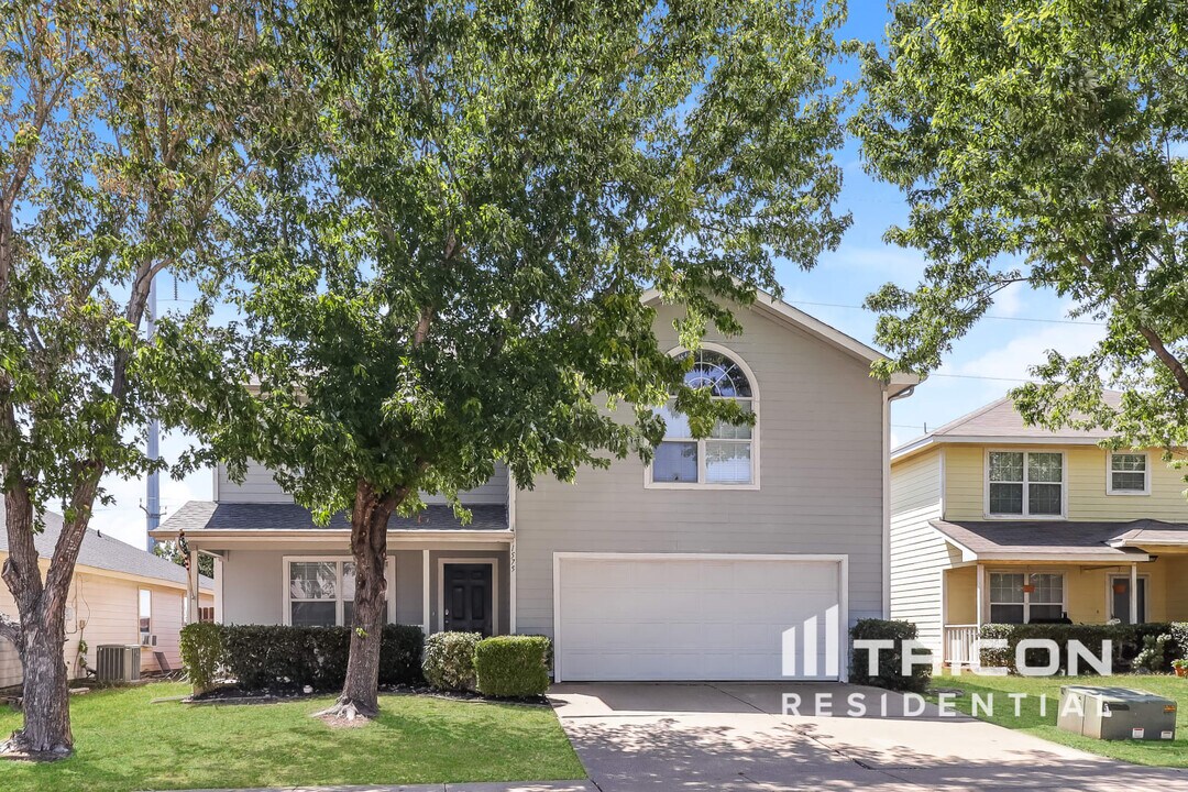1575 Wildflower Dr in Waxahachie, TX - Building Photo