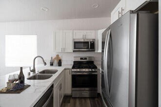 5290 Manhasset Dr in San Diego, CA - Building Photo - Building Photo