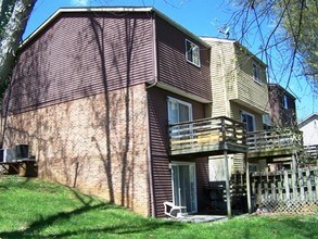 2128 Belle Terra Rd in Knoxville, TN - Foto de edificio - Building Photo