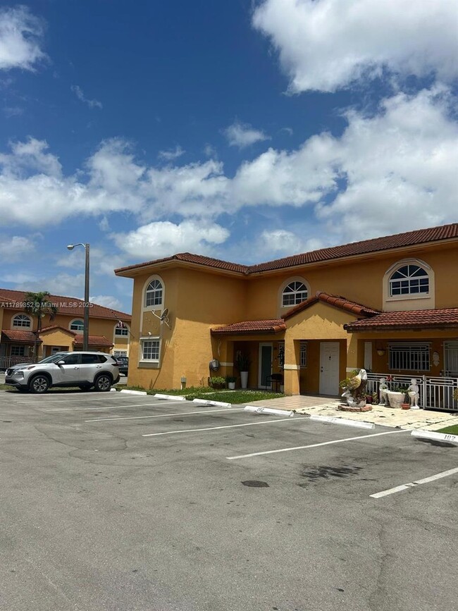 7714 W 34th Ln, Unit 12-202 in Hialeah, FL - Foto de edificio - Building Photo