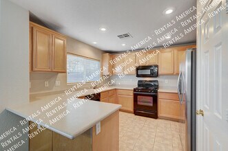 10567 Foggy Glen Ave in Las Vegas, NV - Building Photo - Building Photo