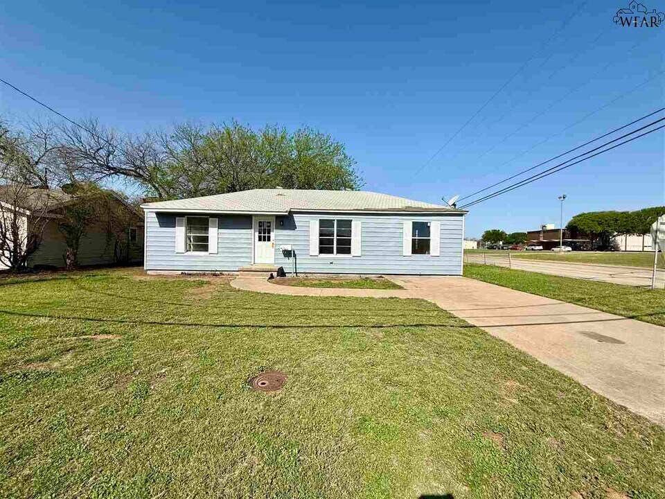 1034 Hirschi Ln in Wichita Falls, TX - Building Photo