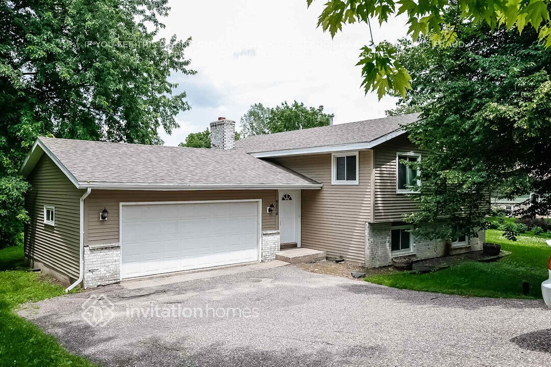 4804 W Hidden Valley Dr in Savage, MN - Building Photo