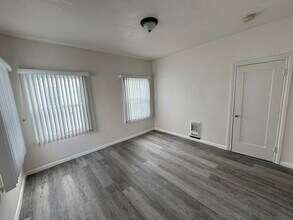 4915 San Vicente Blvd, Unit upper one bd duplex in Los Angeles, CA - Foto de edificio - Building Photo