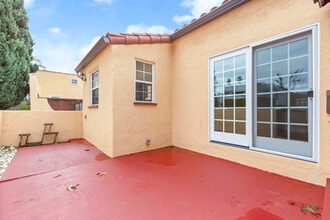 827 N Laurel Ave in Los Angeles, CA - Foto de edificio - Building Photo