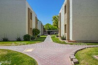 3002 N 70th St in Scottsdale, AZ - Foto de edificio - Building Photo