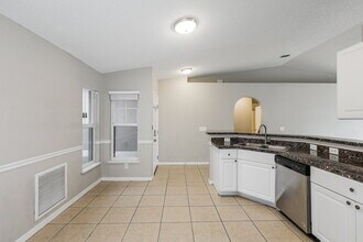 4712 Newbourne Way in Valrico, FL - Building Photo - Building Photo