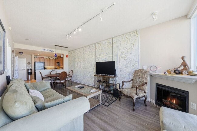 300 W Beech St in San Diego, CA - Foto de edificio - Building Photo