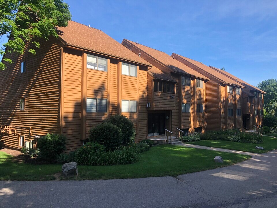 6721 Boca Vista Dr NE, Unit 102 in Rockford, MI - Building Photo